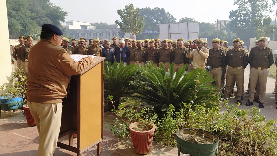 balrampurpolice's tweet image. सैनिक सम्मेलन कर #Sp ने महाकुंभ, लोकसभा सामान्य निर्वाचन, #ayodhyajudgment , #CAA_NRC तथा अन्य महत्वपूर्ण पर्व के अवसर पर कानून व्यवस्था बनाए रखने हेतु पुलिसकर्मियों द्वारा निष्ठा से कर्तव्य पालन की प्रशंसा कर नव वर्ष 2020 की शुभकामनाएं दी @Uppolice @AdgGkr @digdevipatan