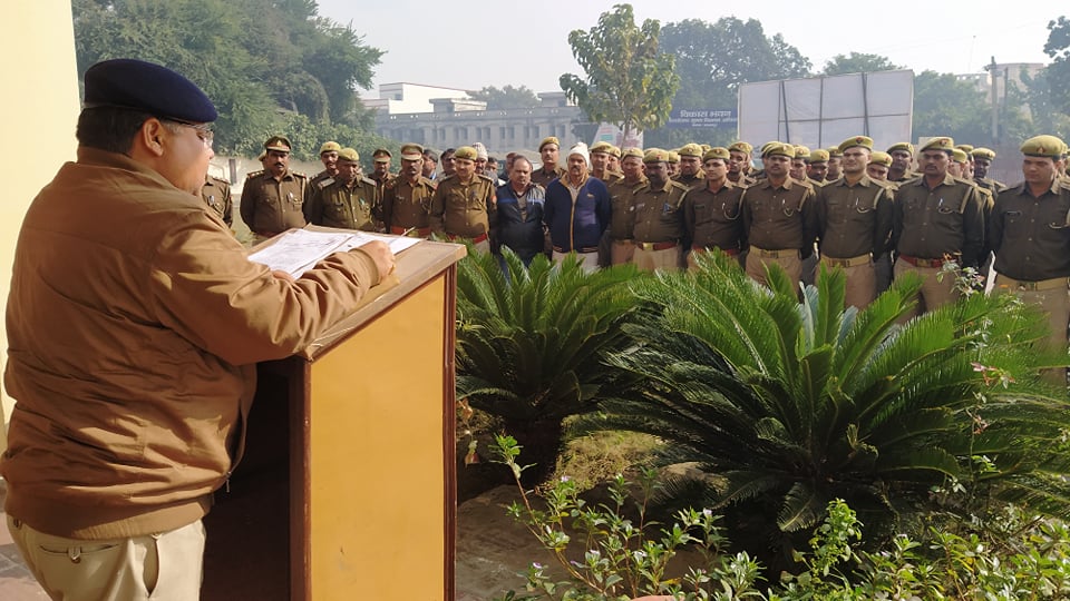 balrampurpolice's tweet image. सैनिक सम्मेलन कर #Sp ने महाकुंभ, लोकसभा सामान्य निर्वाचन, #ayodhyajudgment , #CAA_NRC तथा अन्य महत्वपूर्ण पर्व के अवसर पर कानून व्यवस्था बनाए रखने हेतु पुलिसकर्मियों द्वारा निष्ठा से कर्तव्य पालन की प्रशंसा कर नव वर्ष 2020 की शुभकामनाएं दी @Uppolice @AdgGkr @digdevipatan