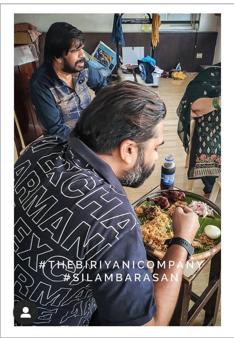 AkvsAnils's tweet photo. தலைவன் பிரியாணி சாப்பிடுறார்😍😍😍ஜிம் க்கு போய் 2 சுத்து ஏத்திட்டாப்ல https://t.co/9Bt9ysNiR0