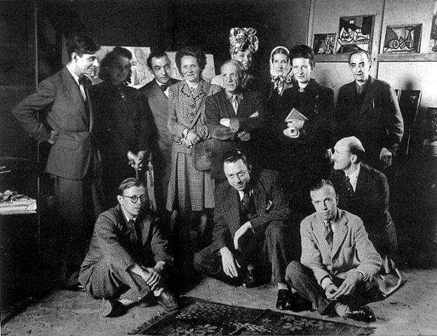 LillliWOOD's tweet photo. Quelle photo !!!

De gauche à droite : 
Jacques #Lacan, Cecile #Eluard, Pierre #Reverdy, Louise #Leiris , Pablo #Picasso, Fanie de #Campan, Valentine #Hugo, Simone de #Beauvoir, #Brassaï (Gyula Halász)
En bas : Jean-Paul #Sartre, Albert #Camus, Michel #Leiris, Jean #Abier https://t.co/9NvUKDDPCi