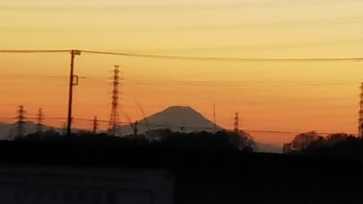 akkochaco's tweet photo. 遥か彼方に富士の山
夕暮れ時
そして‥‥‥
ｻﾖｳﾅﾗ(-_-)/~~~
p.s.良いお年をお迎えください。
          #富士山
          #さようなら https://t.co/vM3yCkE6Fa