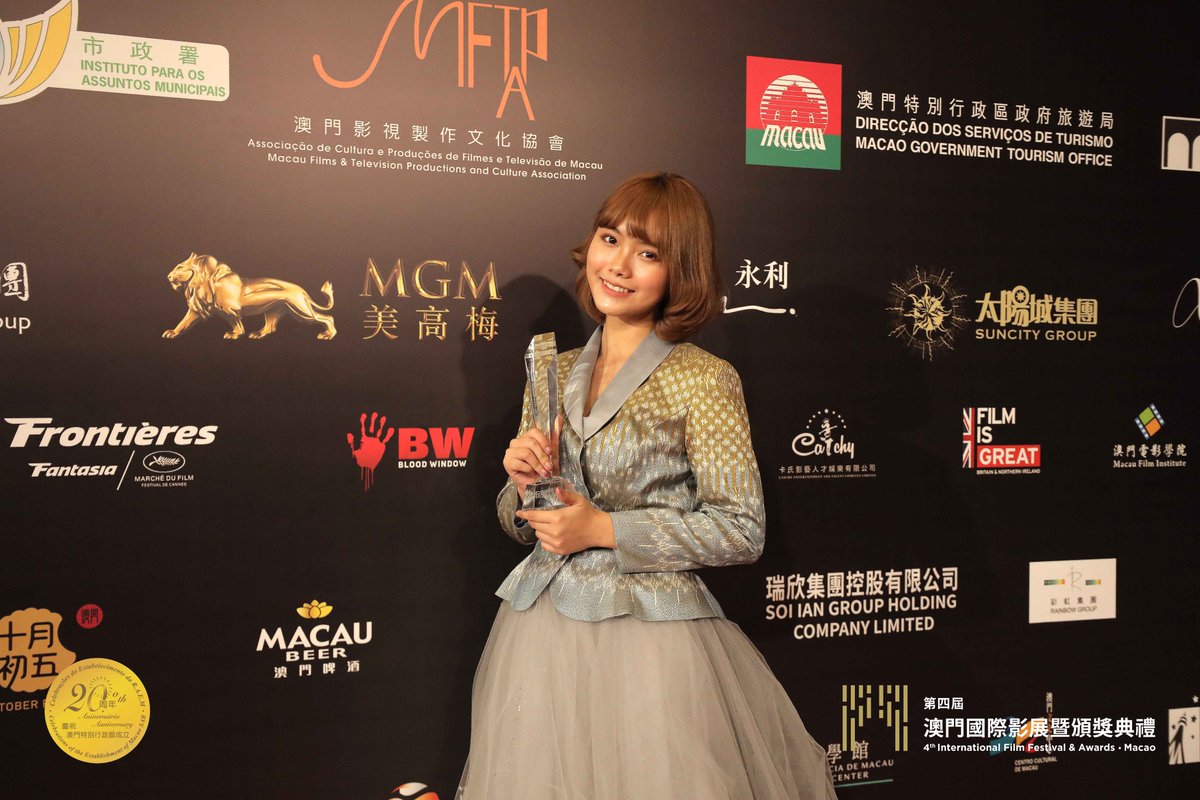 iffamacao's tweet photo. Representing her country #Thailand, #PraewaSuthamphong from #BNK48 participates in the 4th #IFFAM and receives the #AsianStars #UpNextAwards. The interview with her is coming out soon on our IG account (https://t.co/L04HgGZXim). All her fans, please stay tuned! #IFFAM2019 #Macao https://t.co/wlG8CaTnpl
