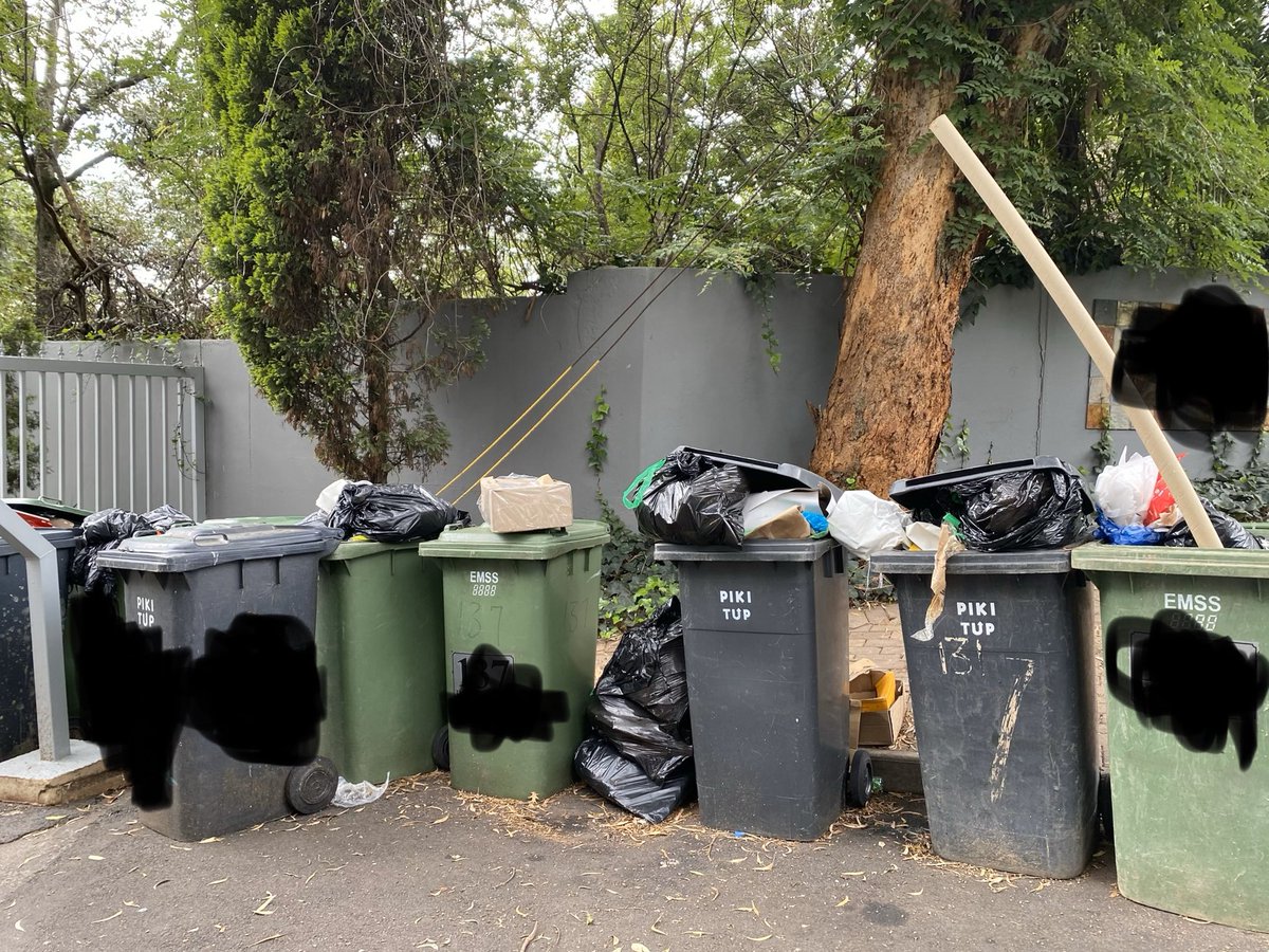 Orestaki's tweet photo. Dear @CleanerJoburg. Please do your job. You consistently miss your pick up dates. We consistently pay on time for the service. This is unhygienic and unacceptable. @CityofJoburgZA @GeoffMakhubo #servicedeliveryfailure https://t.co/JYQScukMMS