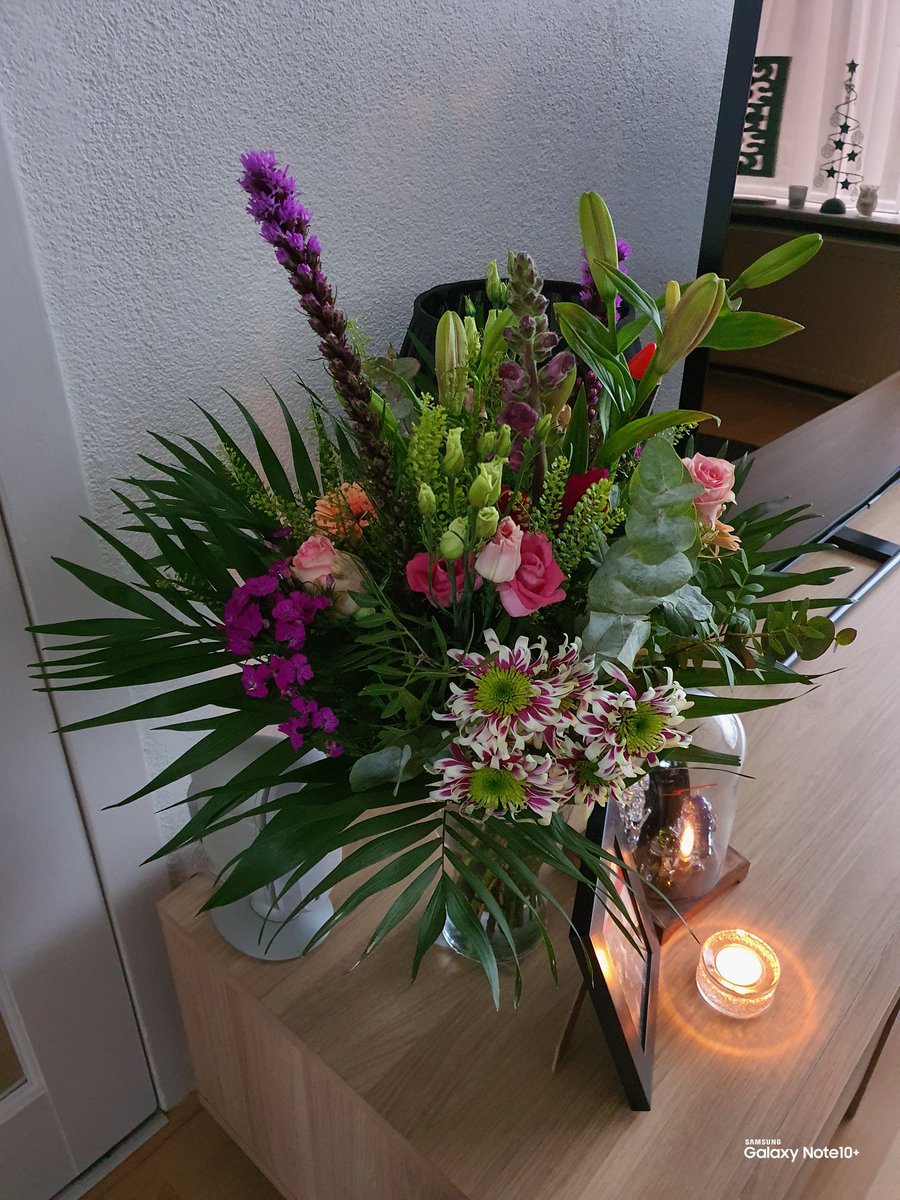henklbr's tweet photo. It's Tuesday:
No #roses 🌹 this week, but a #NewYear 🎇 bouquet! 💐😍
Happy / Healthy New Year... 🎇
Picture #Samsung #GalaxyNote10Plus 📱BSL7 
#LiveFocus #ColourPoint #withGalaxy https://t.co/oWNoYqKRBH