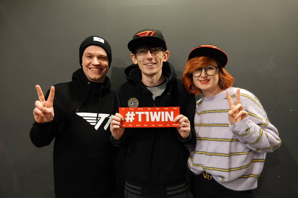 T1LoL's tweet photo. We have a group of surprise guests here at #KeSPACup to support us today.
Thank you @RiotVedius @RiotQuickshot for stopping by!
#T1WIN #T1Fighting https://t.co/CGKSE7PzUa