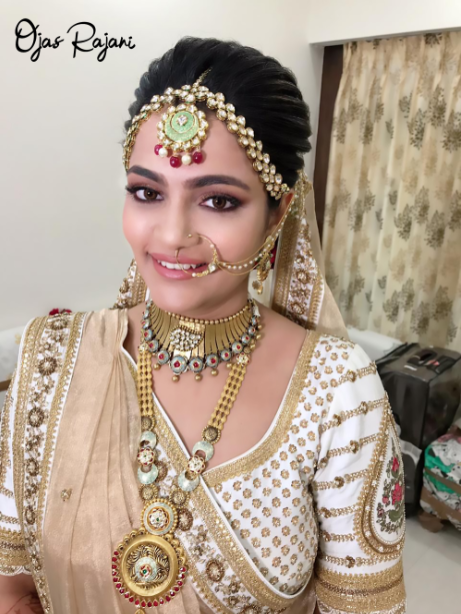 OjasRajani's tweet photo. Harshita Gevaria decided to ditch traditional reds &amp; opt for toned-down colour to keep the look fresh &amp; contemporary. The center crown puff with low bun is making her makeover timeless.
#OjasRajani

#bostonbride #usabride #boston #pheralook #bride #bridalmakeover #bridalmakeup https://t.co/XslCXxrrMv