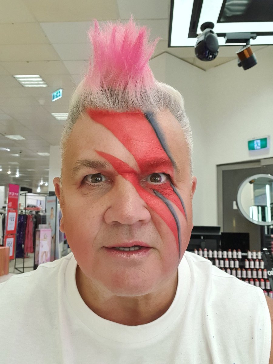 DarrynLyons's tweet photo. Happy New Year #legends thanks #emily @macmakeupp @myer @westfieldlondon #geelong #Rockstarparty #alladinsane #mayor @DavidBowieReal @EddyKontelj #GiddyUp #2020Vision #darrynlyons @lyonsgallery https://t.co/wN0mcEaXXJ