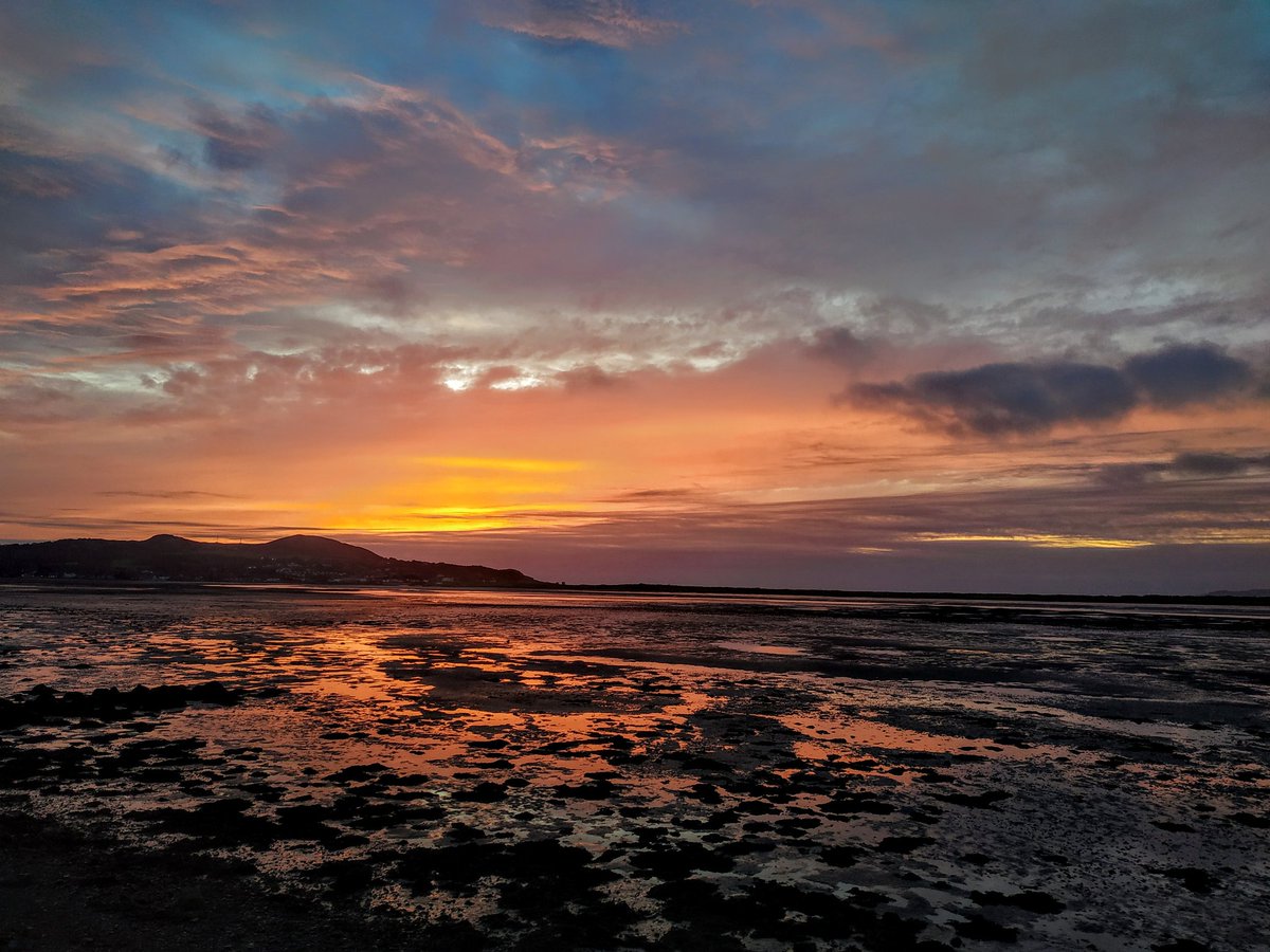 Gary_In_D13's tweet photo. Sunrise live from cycle track at Sutton. Not a bad way to commute to work 😀 @S2Sdublin @PhotosOfDublin @IBIKEDublin @dublincycling https://t.co/nkNrAFxD1z