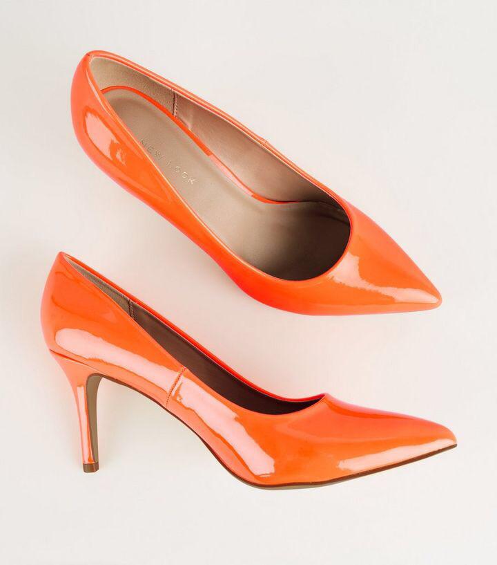 Chukiefied's tweet photo. While you are discussing Teebillz, Jaruma,Naira Marley and all... Don't forget January is here already and you will need to look fresh resuming back to work, so order this lovely shoes for #8000 only..
Please retweet for your friends and colleagues too.
#lastdaysof2019 #Marlians https://t.co/H4IbGhm0sI
