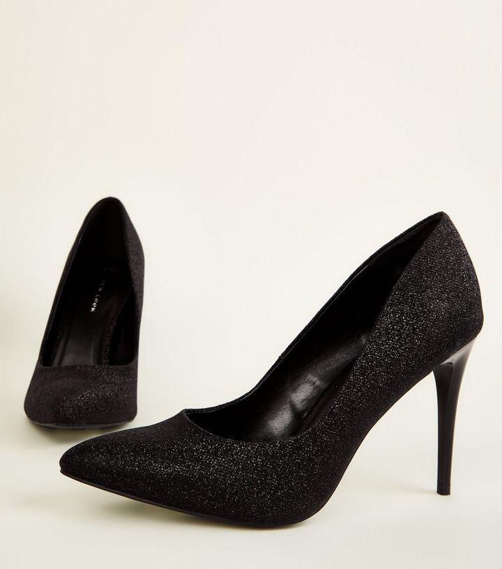 Chukiefied's tweet photo. While you are discussing Teebillz, Jaruma,Naira Marley and all... Don't forget January is here already and you will need to look fresh resuming back to work, so order this lovely shoes for #8000 only..
Please retweet for your friends and colleagues too.
#lastdaysof2019 #Marlians https://t.co/H4IbGhm0sI