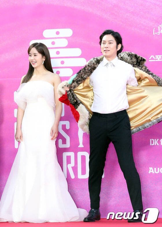 ᴋɪᴍ ʜᴇᴇᴍɪ On Twitter Heechul Covered So Hyun With His Coat