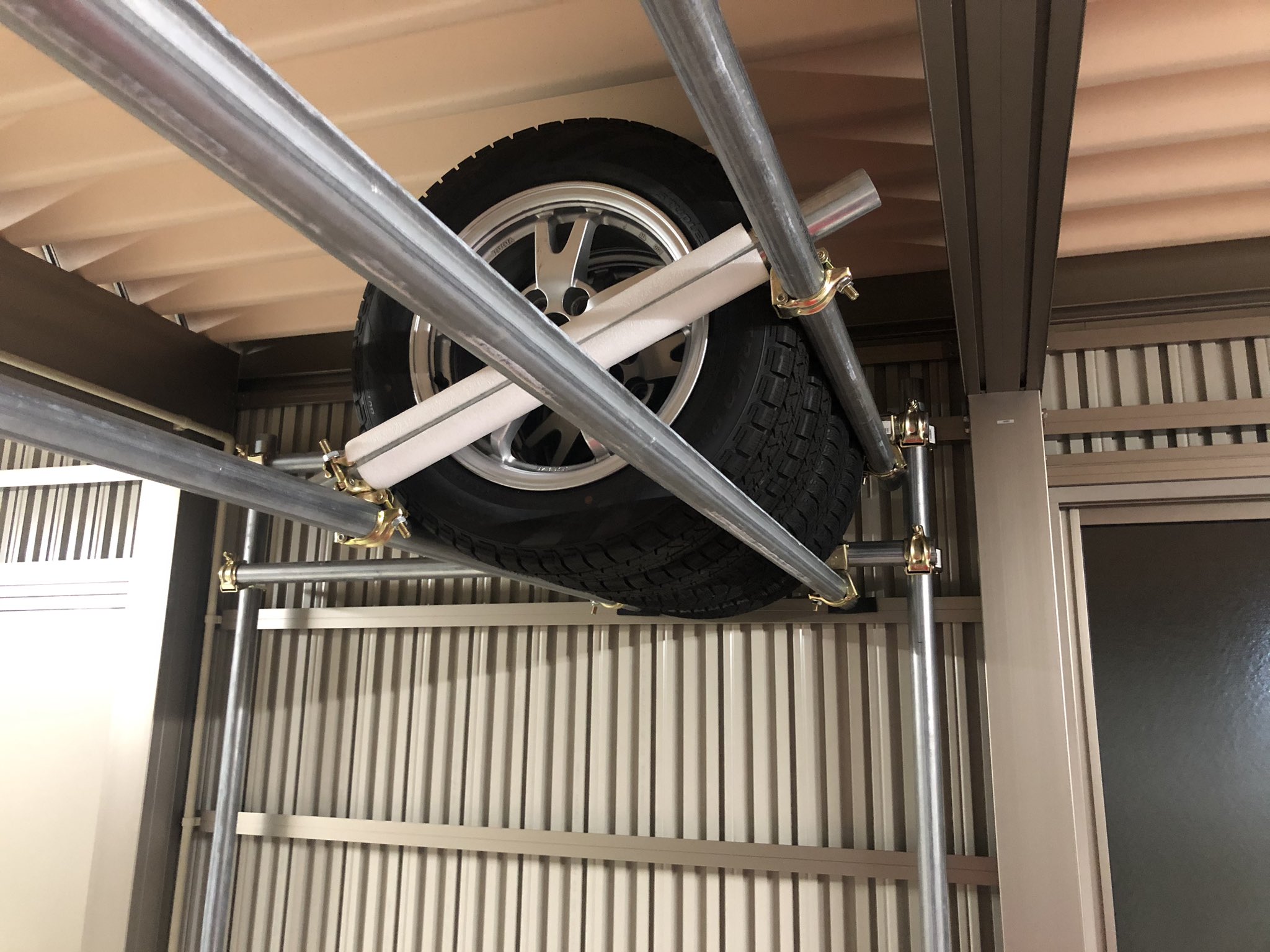 単管パイプ ブリヂストン業務用タイヤラック