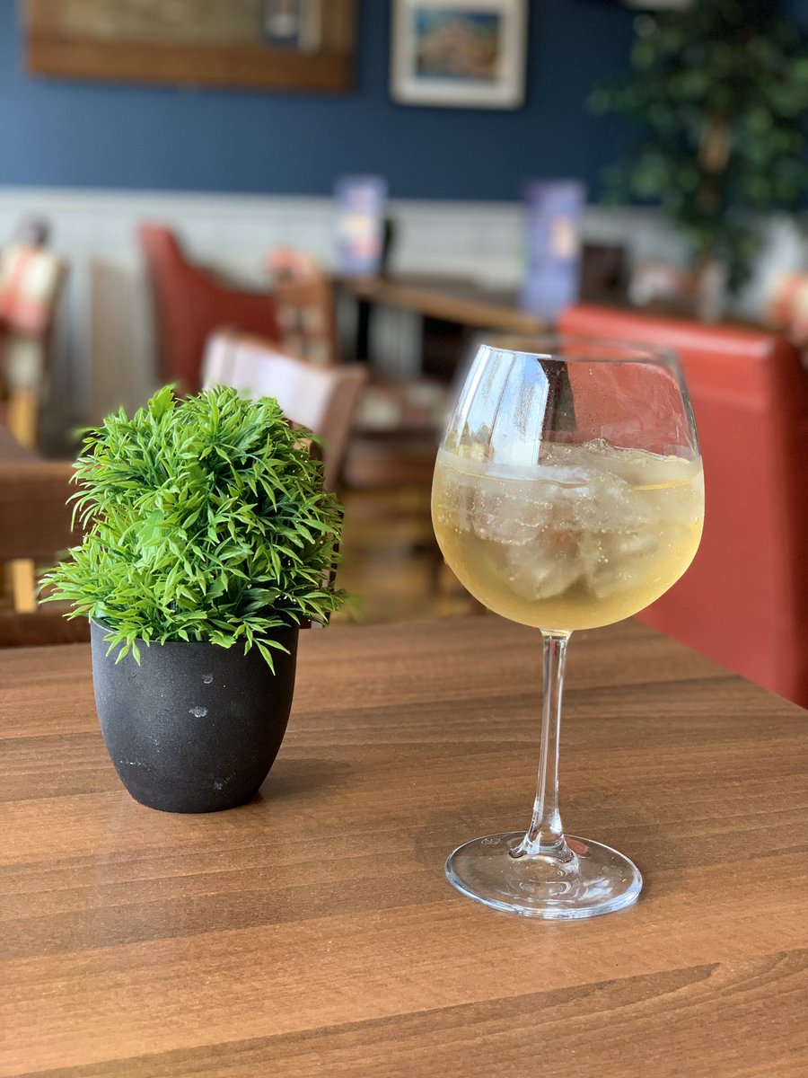 Mioscoffeebar's tweet photo. It’s New Years Eve! And that calls for a nice refreshing Rhubarb gin with ginger ale! 🍹served anytime from 11am https://t.co/8bfOVSDWjN