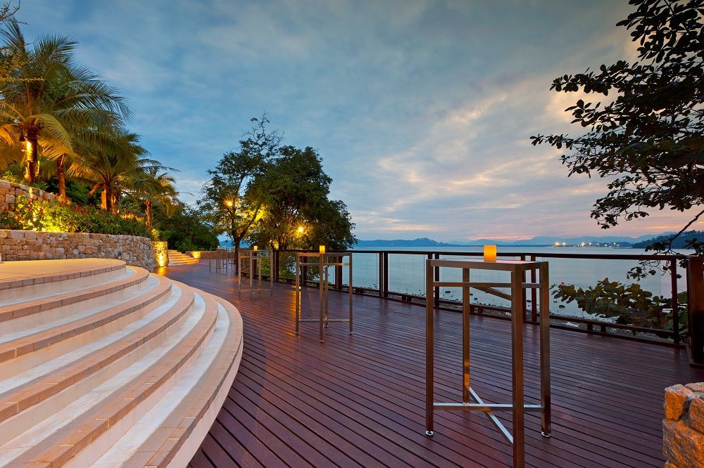 Hitchbird_'s tweet photo. @Westinphuket has more than 10 wedding venues to choose from. One of them includes a beautiful outdoor square which can accommodate up to 300 pax for dinner! Read this article to find out more about the wedding services they provide.
https://t.co/a59XNx3dQV https://t.co/hjBEZmLXph