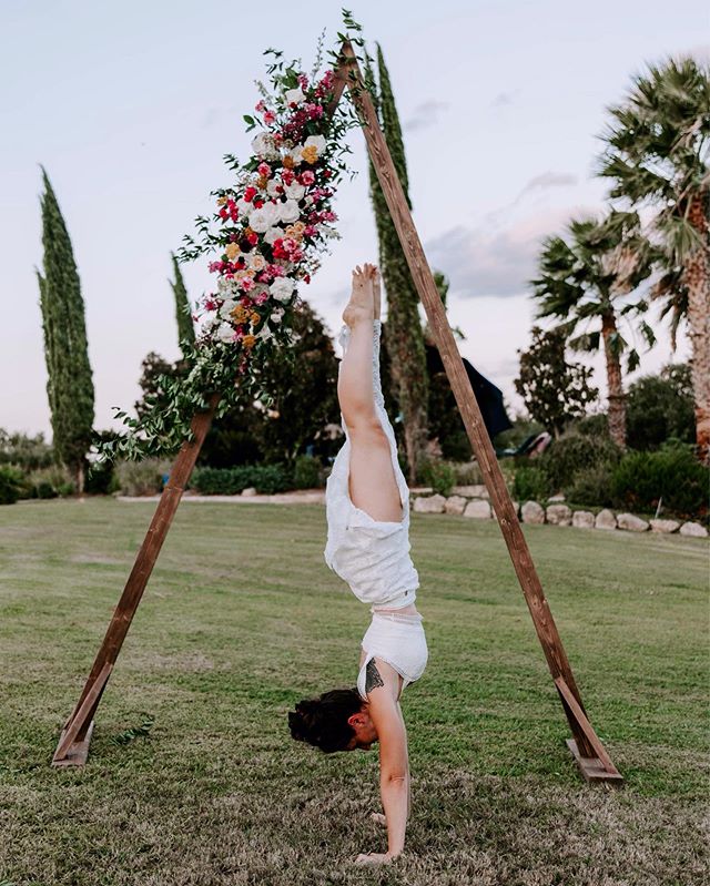 Resumen del 2019 en una sola foto. .
¿Pensabais que esto no había sucedido? Fue uno de los primeros requisitos para el vestido de novia, que pudiera hacer el pino porque estaba claro que en algún punto iba a pasar. .
El 2019 quedará por siempre marcado en mi corazón. Gracias a to