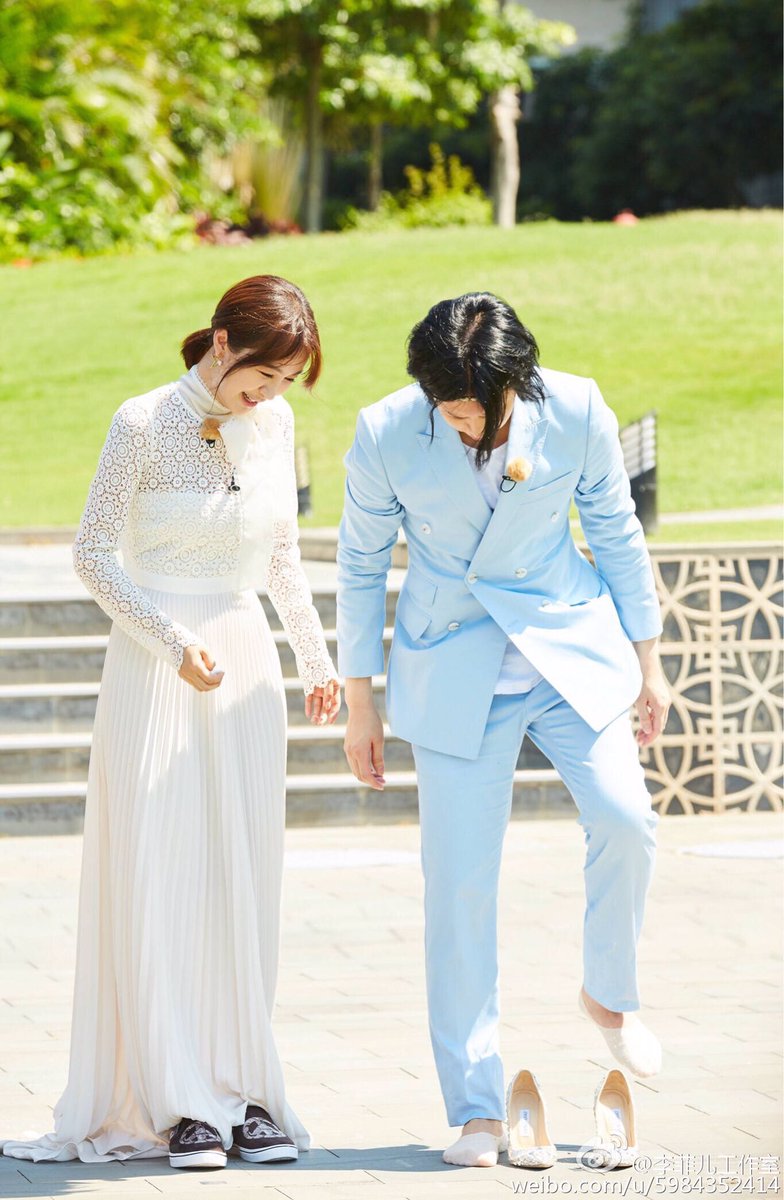 heechul took off his shoes for the lady to wear.