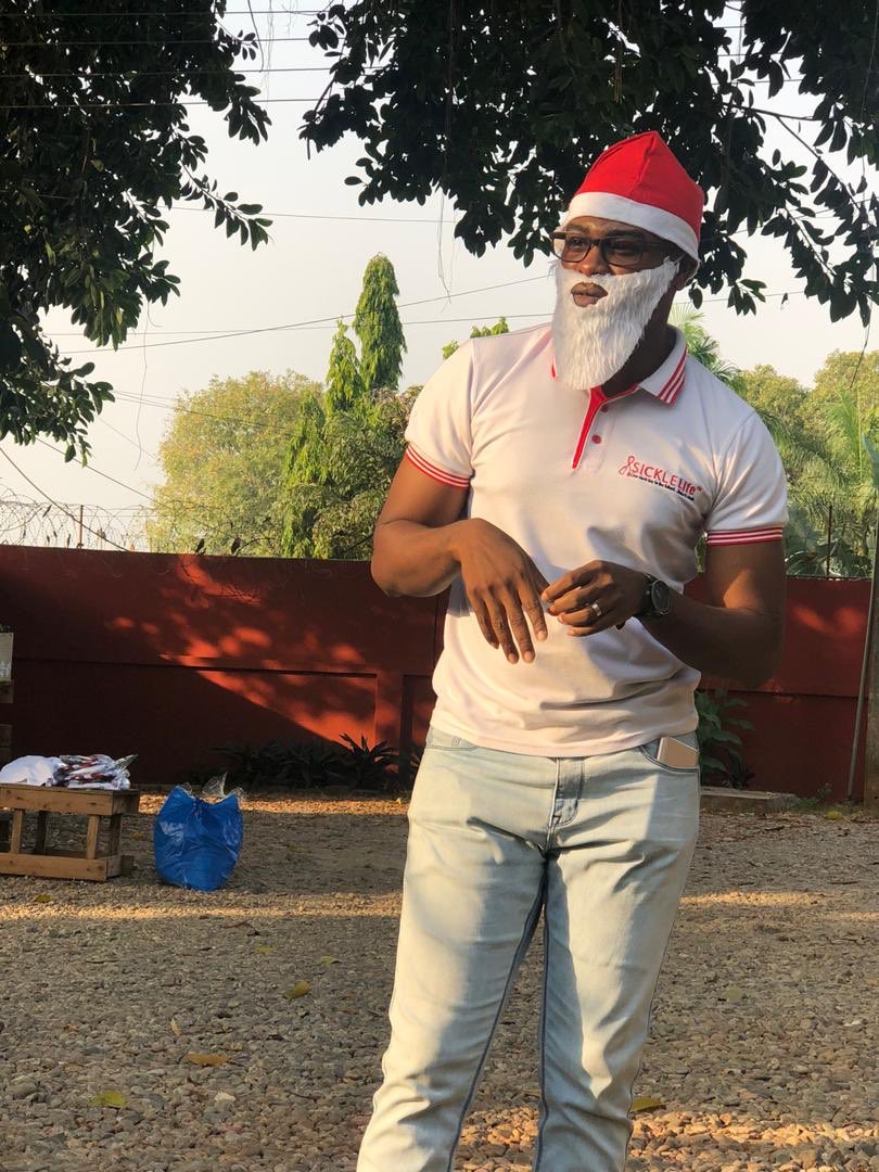 Sickle_Life's tweet photo. Our very own #SickleSanta aka Terence the MC with all the goodies.

#SickleLifeMeetUp3
#SickleLife
#Ghana https://t.co/jOUuTdyTxA