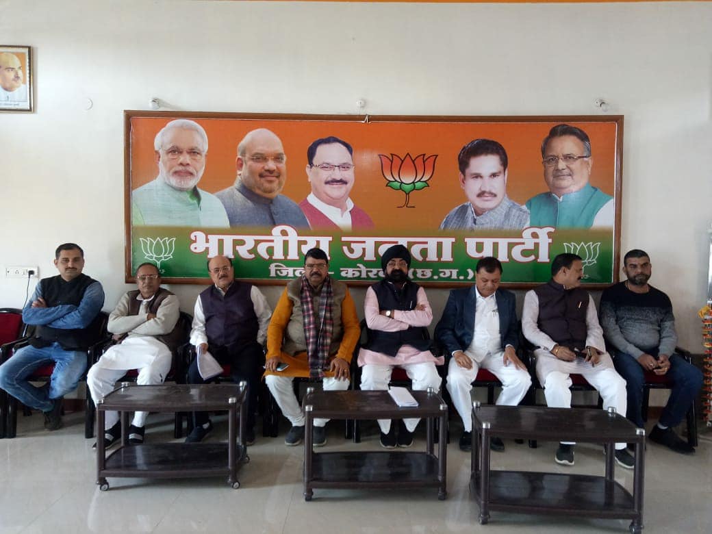 BSawanniBJP's tweet photo. नगर निगम कोरबा में भाजपा का विजय पताका फहरने के बाद महापौर एवं सभापति बनाने की तैयारी को लेकर भाजपा कार्यालय पंडित दीनदयाल कुंज में आयोजित बैठक में शामिल हुआ. नगर निगम कोरबा में भाजपा की जीत के लिए सभी नवनिर्वाचित पार्षदों एवं भाजपा पदाधिकारी व कार्यकर्ताओं को बधाई दी. https://t.co/xbdtgG1ohv