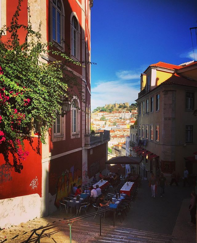RixtBarendsma's tweet photo. See through street in the city! 
#Portuga #Lisboa #kings_through #streetlife #redbuilding #terrace https://t.co/XL6rA4ZtpV