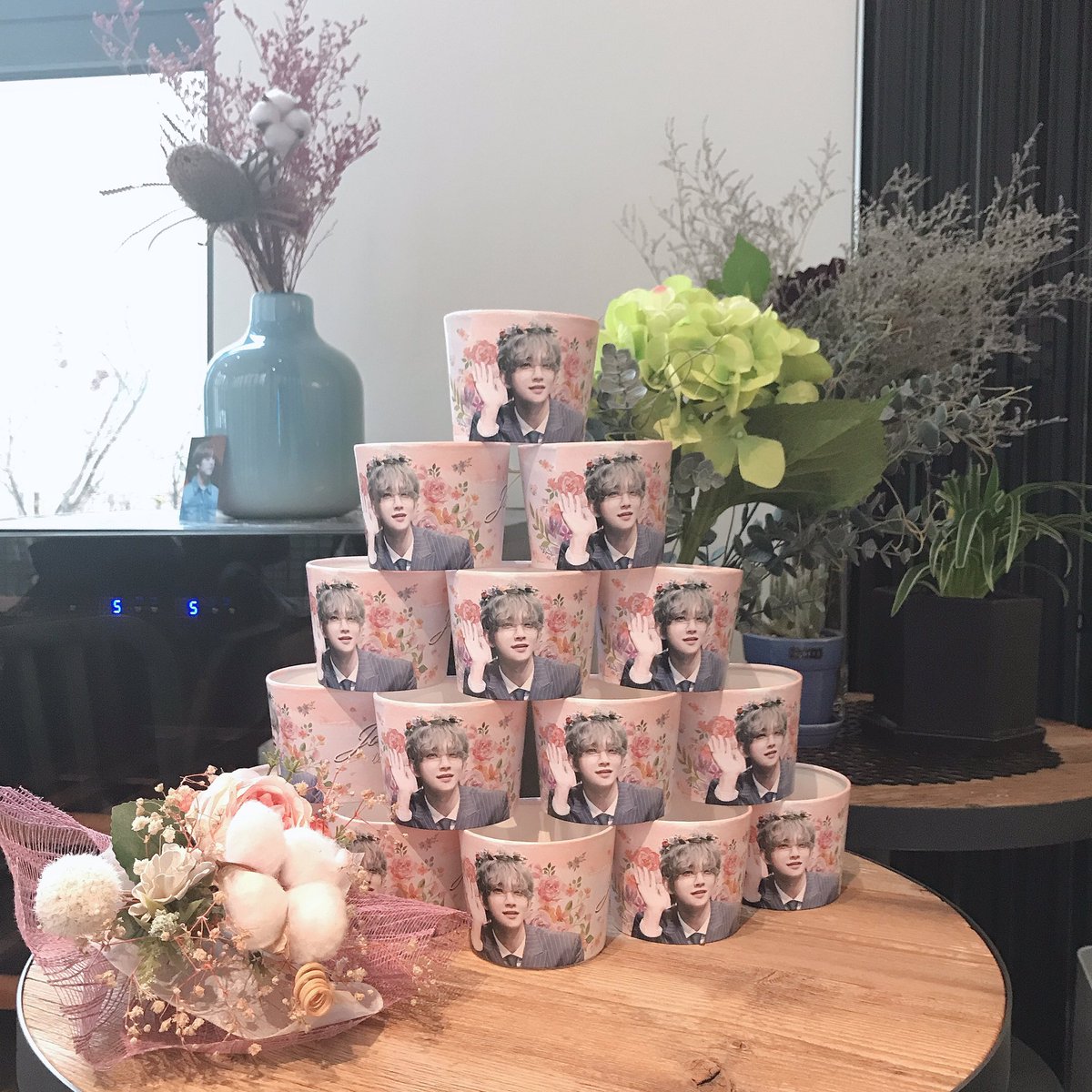 💎클링크카페💎

このビジュに花冠でピンクに花柄のデザインなのほんとに可愛い😭💘
落ち着いた店内でジョシュアにぴったりな雰囲気でした💐

<a href="/SHUAday_Morning/">슈아데이모닝☂️</a> 
#우리의_크리슈아스_1230