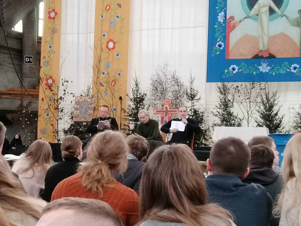 BialArchi's tweet photo. Z Europejskich Spotkań Młodych we Wrocławiu pozdrawia nas grupa uczestniczących białostoczan. Atmosfera podobno przednia🎶👍🙏 #TaizeWroclaw #młodzież https://t.co/GLZXn04fV9