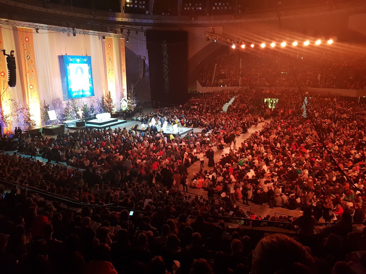 BialArchi's tweet photo. Z Europejskich Spotkań Młodych we Wrocławiu pozdrawia nas grupa uczestniczących białostoczan. Atmosfera podobno przednia🎶👍🙏 #TaizeWroclaw #młodzież https://t.co/GLZXn04fV9