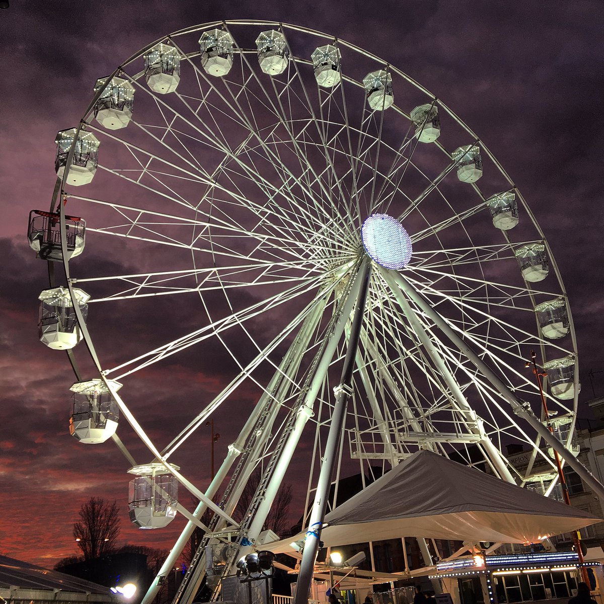 Leigh984's tweet photo. @leicesterfest @dancingonice @visit_leicester Alongside a visit to the #IceRink a trip on the #WheelOfLight is well worth doing, seeing #Leicester from high up is something not to be missed (especially at sunset !) @visit_leicester @leicesterfest @BBCLeicester @sarhar1 https://t.co/kbV5snzIMh