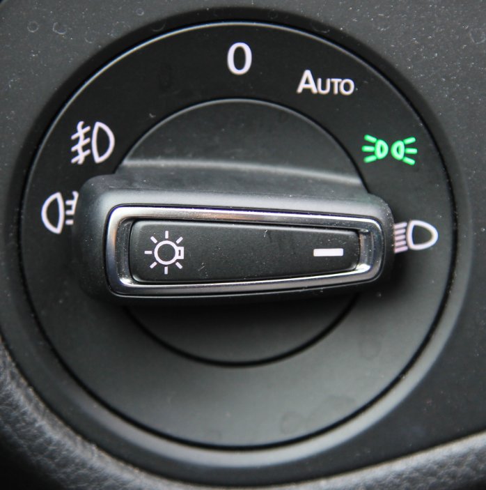 Slecht zicht door dichte #mist? Gebruik #dimlicht. 
*Automatische (dagrij)verlichting reageert niet op mist en brandt vaak niet aan de achterzijde en is dus NIET afdoende.
*Mistverlichting achter is niet toegestaan. Dat mag alleen bij zeer dichte mist, minder dan 50 meter zicht.