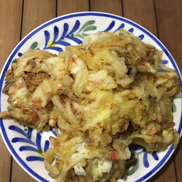 claudioAT's tweet photo. 今年最後の買い物は、
スーパーみどりでかき揚げ。
1つ100点を5つ購入。
写真はありませんが、海老天も購入。
大満足の買い物でした。
#スーパーみどり #かき揚げ #海老天 #コスパよし #costperformance #goodcostperformance https://t.co/CRdXVGVv7k https://t.co/p14u6AtGg4