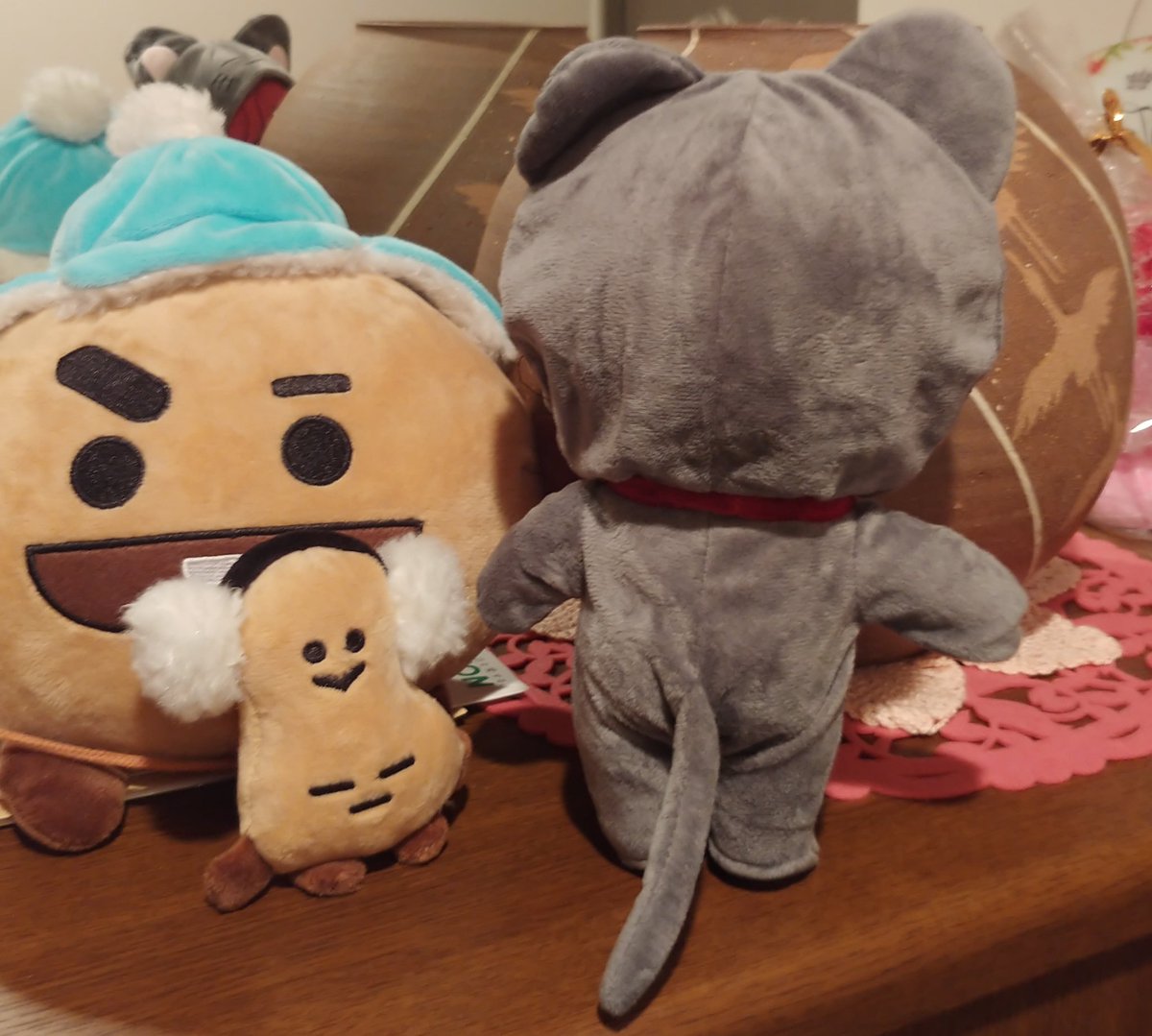 wmarchanb2's tweet photo. @SweetfamBTS 
@Kisaragi_suga 
Kisaragiさん、取りまとめありがとうございます。ご苦労さまです。師走の忙しい中、郵送して下さり感謝してます。
一応、一通り着てファッションショーしてみました💜 https://t.co/EkZ2GCuG2i