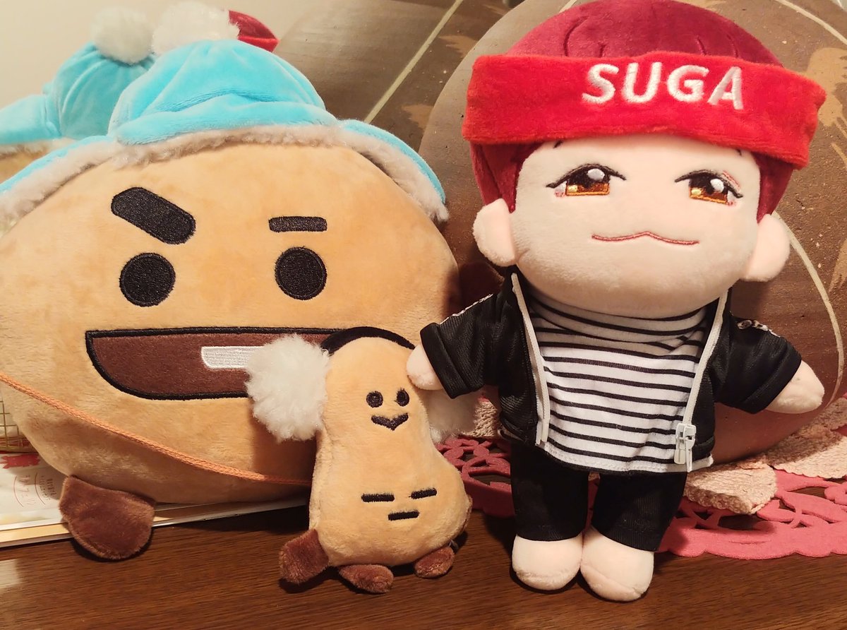 wmarchanb2's tweet photo. @SweetfamBTS 
@Kisaragi_suga 
Kisaragiさん、取りまとめありがとうございます。ご苦労さまです。師走の忙しい中、郵送して下さり感謝してます。
一応、一通り着てファッションショーしてみました💜 https://t.co/EkZ2GCuG2i