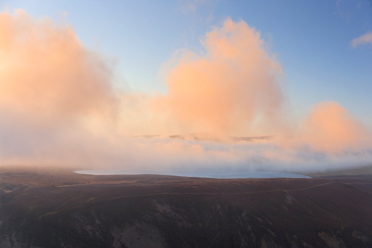 Winter sunrise over Glaslyn and the Dyfi valley #cambrianmountains #brockenspectre <a href="/StormHour/">#StormHour</a> <a href="/VisitCambMtns/">The Cambrian Mountains ❤️🏴󠁧󠁢󠁷󠁬󠁳󠁿⛰✨</a> @VisitMidWales <a href="/visitwales/">Visit Wales 🏴󠁧󠁢󠁷󠁬󠁳󠁿</a>