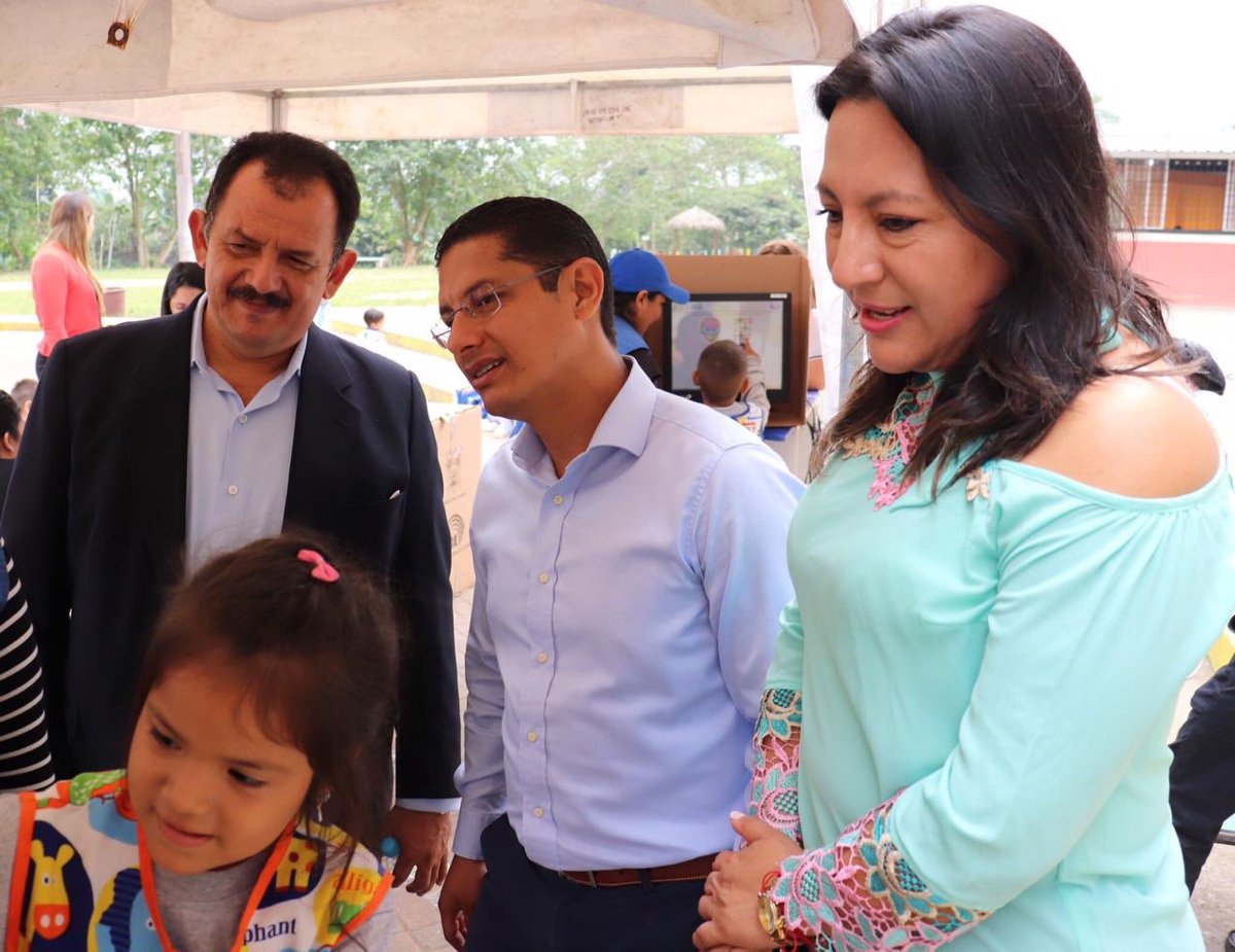 RosaInesCarrio1's tweet photo. Durante el 2019,como #Distrito23D01 trabajamos con lealtad para cumplir con los objetivos trazados por el Presidente, @lenin,laMinistra,@monserratcream1. Hoy,culminamos el año con Educación de mejor calidad.Esto no hubiera sido posible sin el respaldo y liderazgo de @RGBesStoDgo https://t.co/NrUd45afW3