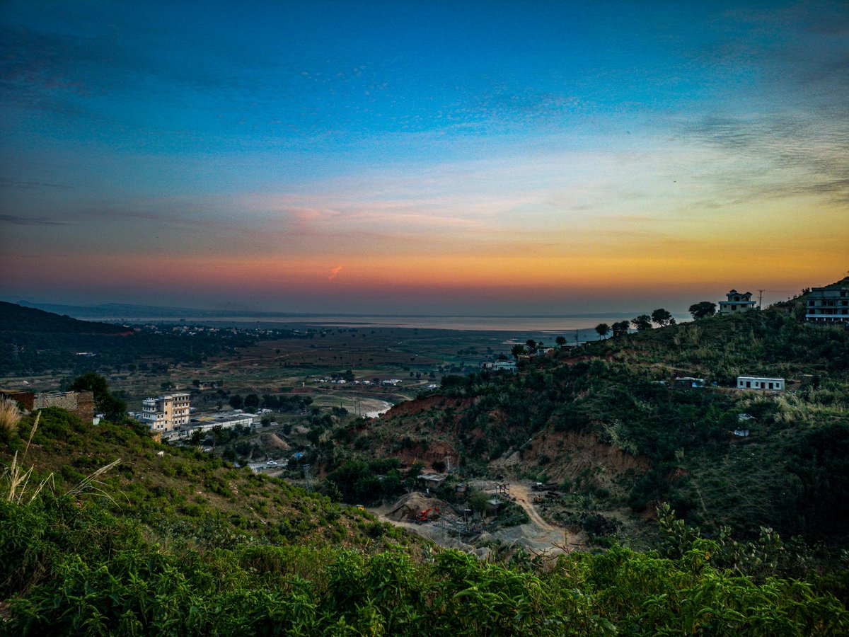 payara_id's tweet photo. Beautiful sunset from my beautiful city 😍 😍
#sunset #beautifulsunset #beautifultwilight #beautifulscenery #trees #hills #water #lake #manglalake #landscape #landscapephotography #sky #beautifulsky #horizon #dusk #beautifuldusk #beautifulevening #holidaysdiary #holidaysdiary2019 https://t.co/9KxP00zRA0