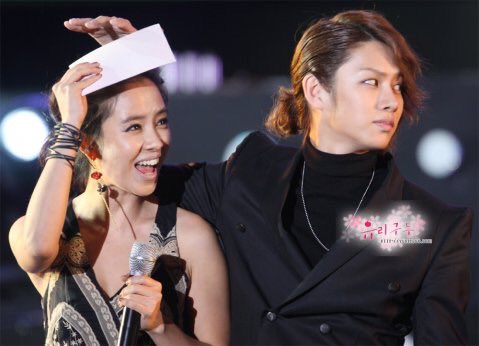 heechul put his hands over his co-mc's head (ex. song jihyo) when it's raining so that they don't get wet as much.