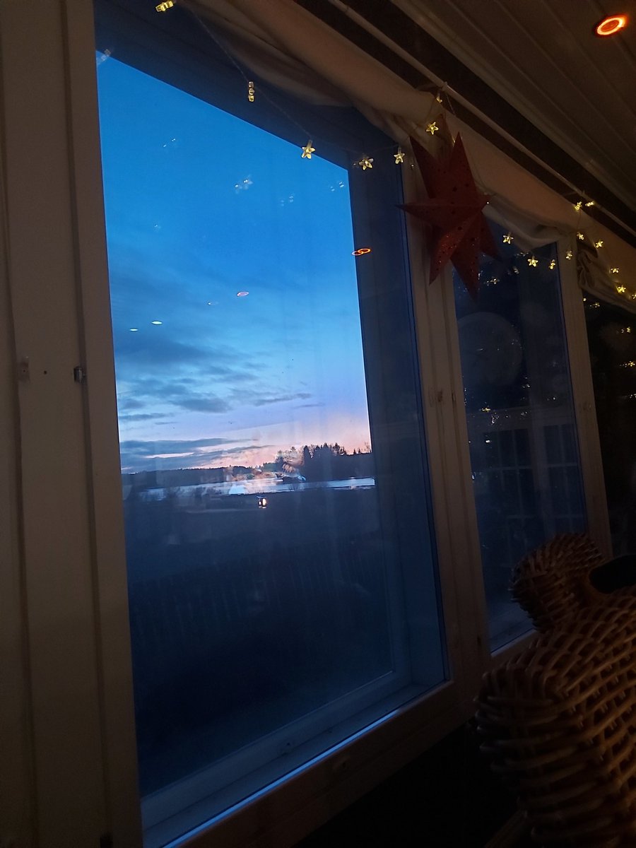 karhurannanlara's tweet photo. Todella huono kuva ikkunan läpi heijastuksineen, mutta olipahan komia taivas hetki sitten.  / Really bad picture with reflections through the window but boy it was a gorgeous sky just a moment ago. #byebye2019 #goodyearbadyear https://t.co/xQWXr3qk2s
