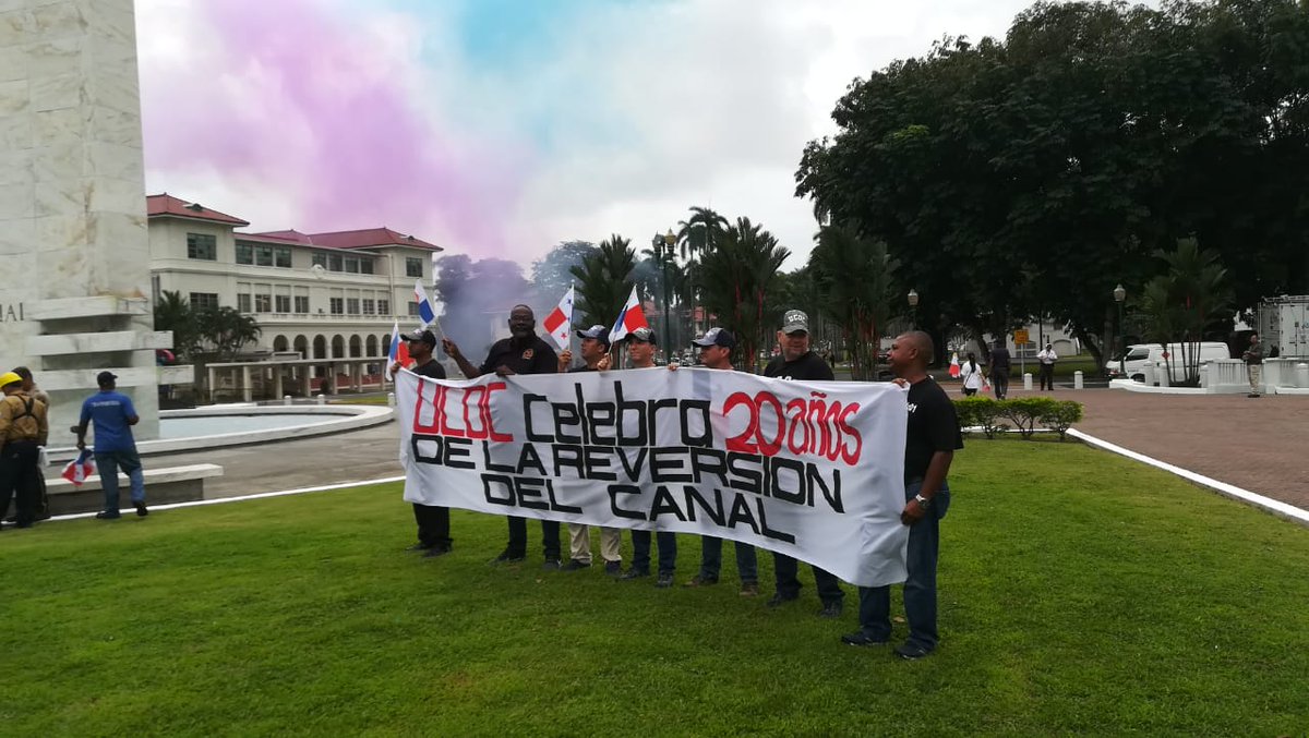 UCOCPTY's tweet photo. La Unión de Capitanes y Oficiales de Cubierta (UCOC) apesar de las injusticiasen contra de nuestros miembros, dicen presente en la celebración de los 20 años de la reversión del Canal de Panamá #JuntosSomosPanamá #Panama #CanalDePanama #UCOC #RemolcandoProgreso #Feliz2020 https://t.co/91NnsYDbzh