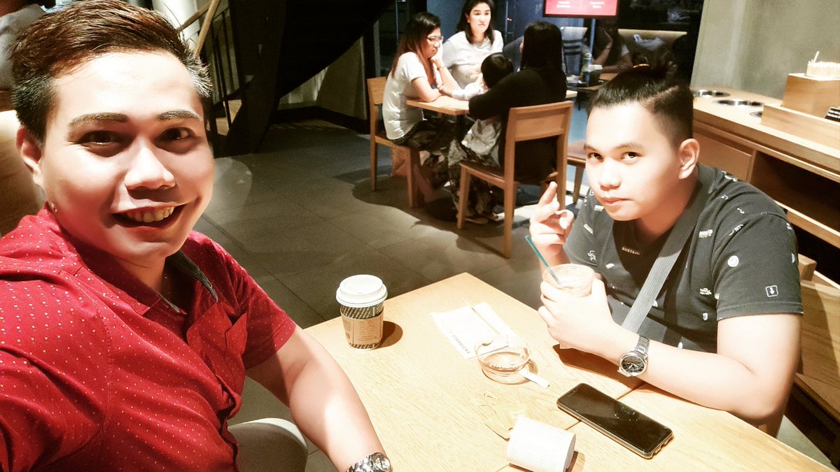 santillanmarcky's tweet photo. Ang kua ko noon. Susko father na ngayon. Anyare? Akala ko ba magpapari ka? 😥😅 Still love you just like before. 😍😘 #StarbucksforLife #kuyanomore https://t.co/fYeVjlN2Uc