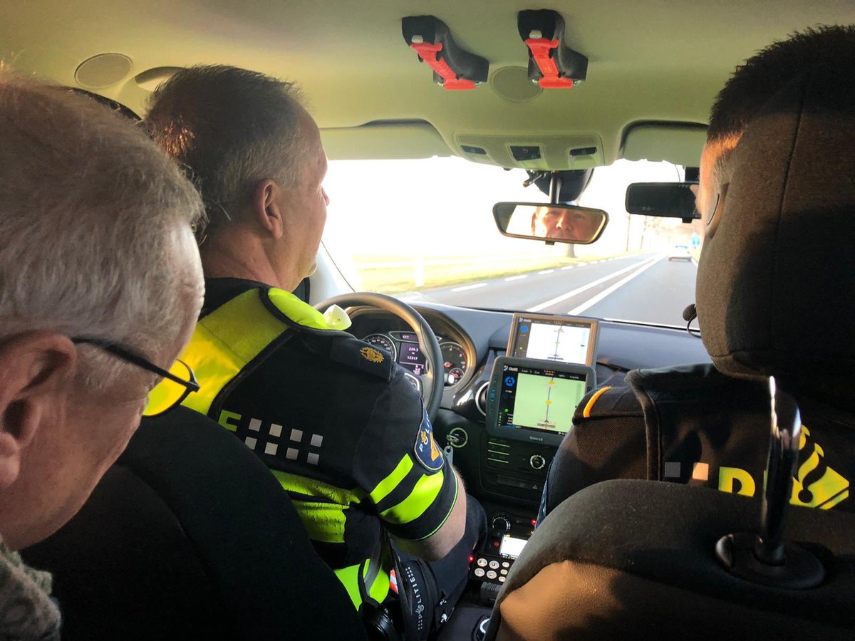gemhardenberg's tweet photo. Burgemeester @JWWiggers doet samen met de politie en handhaving Hardenberg zijn rondje op oudjaarsdag door de gemeente. Net een briefing gehad en overal hangt een goede sfeer! We wensen iedereen nog een gezellige oudjaarsdag en een goed 2020! 🎆 #gemeentehardenberg #carbid https://t.co/jh00EfOYQd