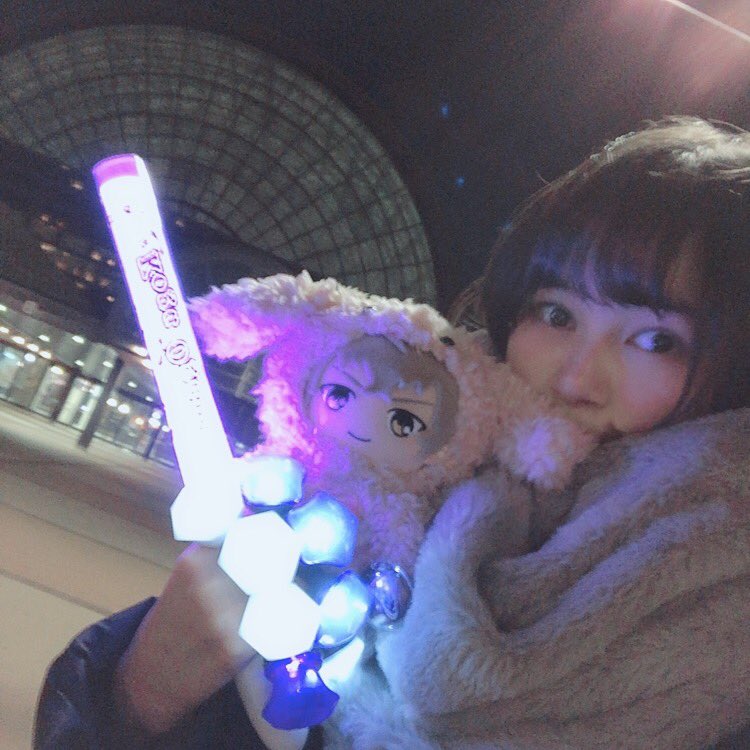sumire_0701's tweet photo. 突然髪短くするとかどういう心境の変化！？と姉に驚かれましたが、「あんスタのライブに参戦するから」という理由です😌

あんスタ推し→大神晃牙(おおがみ こうが)といえば、オオカミ。
狼といえば「ウルフカット」…で、ウルフショートに。

2019年もオタク充はしてました🙏ありがとうございました🙇‍♀️ https://t.co/Oq0bQYd238
