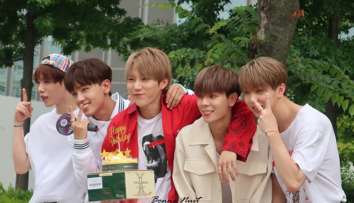 BonneNuit_BC's tweet photo. 190718 BC ์์ผํํฐ ์ด๋ฒคํธ
Have a Wonderful 2020 TEAM ONE.
1TEAM... In 2020... LET'S GO HARD !
#HAPPY_BC_DAY #HAPPYBCDAY2019
#1TEAM #์ํ #BC #๋น์จ #์ง์ฑํธ #Rubin #Jinwoo #Jehyun #Junghoon #๋กค๋ง๋กค๋ง #BonneNuit_BC @1team_twt #OldCamera #OldPics #Happy2020 #LoveU https://t.co/xLj0UQVRta