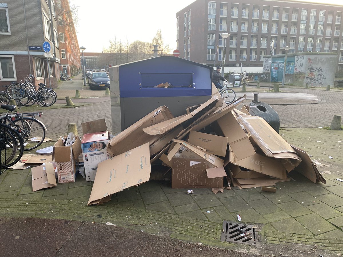 live_petra's tweet photo. Ik snap dat jullie het druk hebben @AmsterdamNL @020West maar zo’ potentiële brandstapel op oudejaarsavond dicht bij de huizen, laat mij als bewoner niet rustig slapen! Hoek Roelantstraat. https://t.co/M1Ut78SuQs