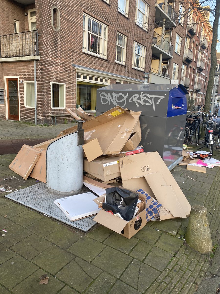 live_petra's tweet photo. Ik snap dat jullie het druk hebben @AmsterdamNL @020West maar zo’ potentiële brandstapel op oudejaarsavond dicht bij de huizen, laat mij als bewoner niet rustig slapen! Hoek Roelantstraat. https://t.co/M1Ut78SuQs