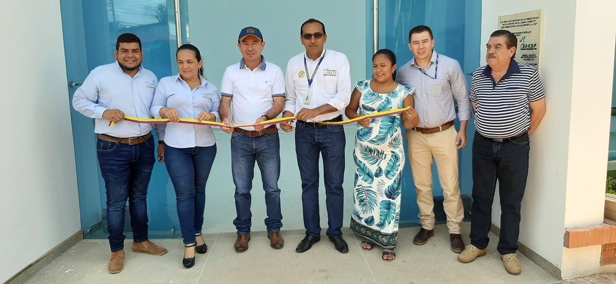 AlcaldiaPZA's tweet photo. Hoy en su última día de adm.  el Alcalde @FAVIOVEGAPAZ acompañado de sus más cercanos colaboradores inauró la nueva sede de la @PZASAESP  una exelente obra que será emblemática para #PZA y donde lo recordaran como el mandatario que más haya hecho obras en la historia de este mpio https://t.co/gmBrfnhRfQ
