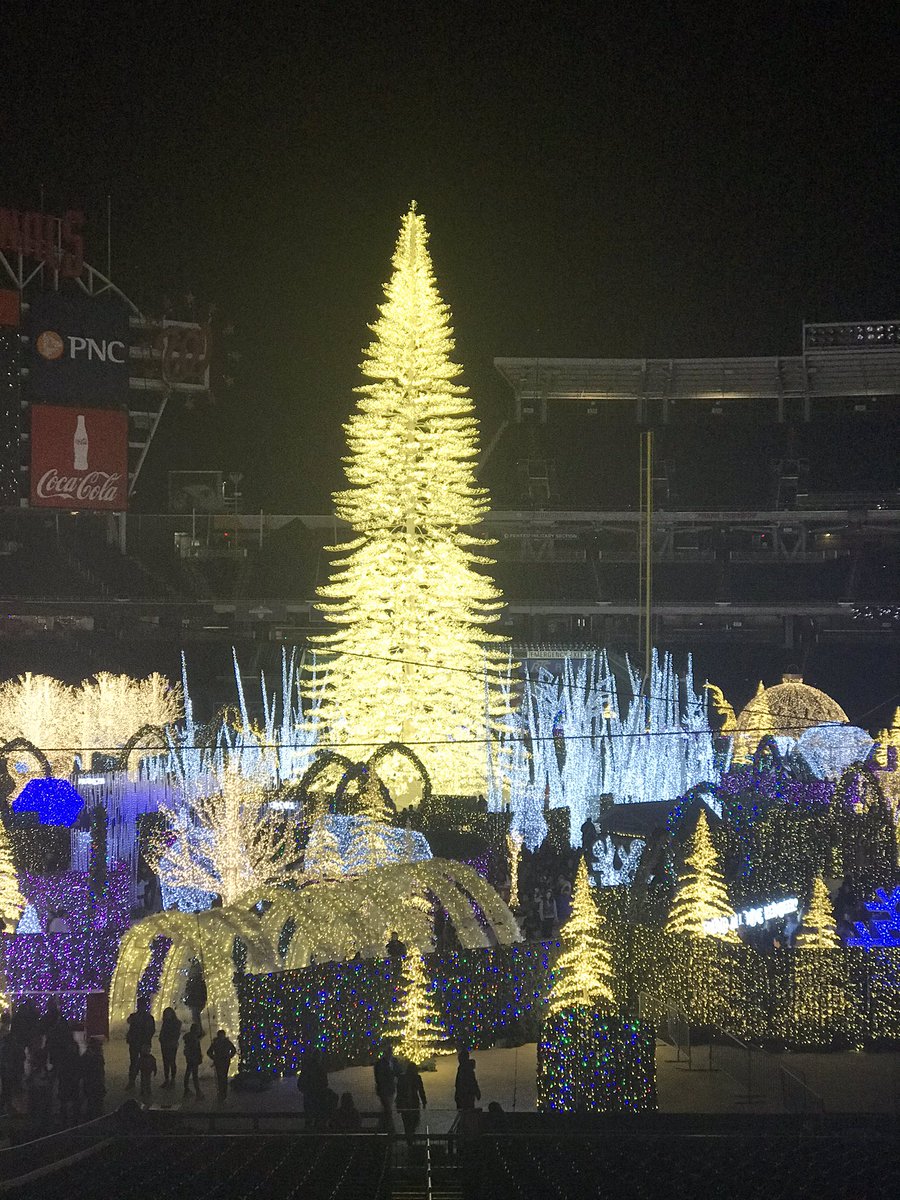 TahMera's tweet photo. #enchantchristmasdc 🤩 https://t.co/wGDhRJVQmp