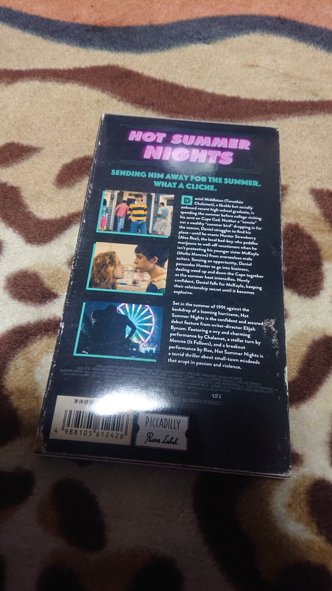 redsnowman777's tweet photo. そして1位！ 

「HOT SUMMER NIGHTS 」

VHSの様なアナログ感溢れるデザインがたまらない

そしてポストカード！
青春感とか移動遊園地の感じが堪らない

主演は人気爆上がり中の
ティモシーシャラメくん

作品も名作だからぜひ見てください！

以上!!

#ホットサマーナイツ
#映画パンフレット2019 https://t.co/hCpQn8jriy