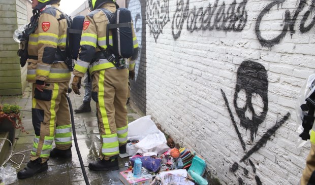 Schuur loopt veel schade op door bluspoeder in Tiel TIEL Dinsdagochtend 31 december om 11:03 kwam de melding van een schuurbrand aan de Hennepe in Tiel. Bij aankomst was de brand als grotendeels geblust... twib.in/l/gEpparpyBj96