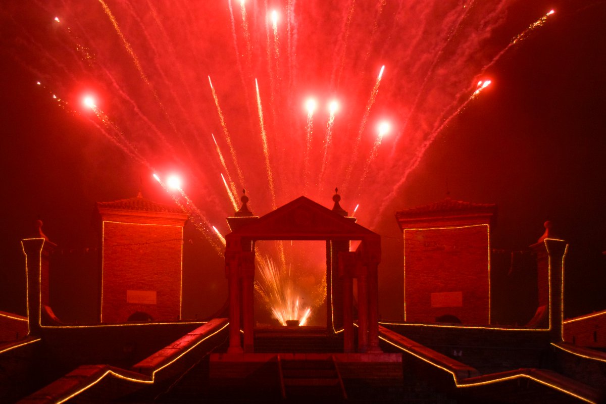 TurismoFerrara's tweet photo. Un #Capodanno fuoco e fiamme nella nostra provincia! Non perdetevi gli spettacolari eventi a #Ferrara e #Comacchio con l'incendio del @CastelloEstense e il Trepponti in fiamme!!! #capodannoinromagna https://t.co/OBw9c7SLyU