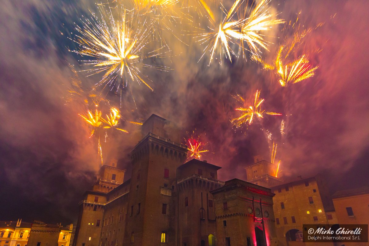 TurismoFerrara's tweet photo. Un #Capodanno fuoco e fiamme nella nostra provincia! Non perdetevi gli spettacolari eventi a #Ferrara e #Comacchio con l'incendio del @CastelloEstense e il Trepponti in fiamme!!! #capodannoinromagna https://t.co/OBw9c7SLyU