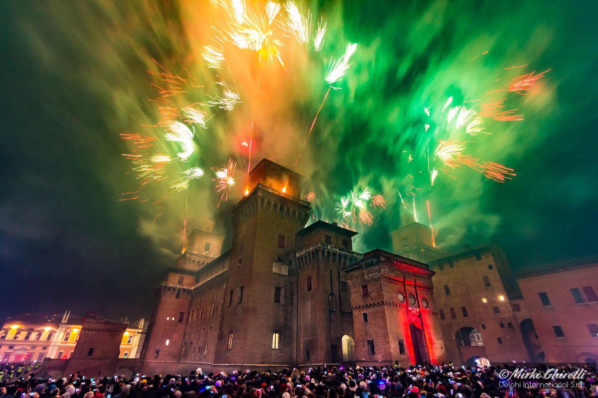 TurismoFerrara's tweet photo. Un #Capodanno fuoco e fiamme nella nostra provincia! Non perdetevi gli spettacolari eventi a #Ferrara e #Comacchio con l'incendio del @CastelloEstense e il Trepponti in fiamme!!! #capodannoinromagna https://t.co/OBw9c7SLyU